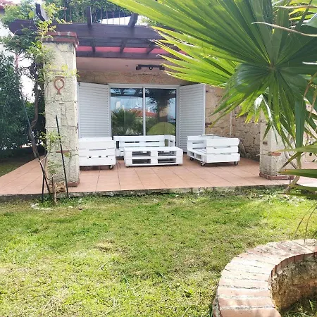 Naturstein-mediterranhaus Mit Gartenblick Flogita