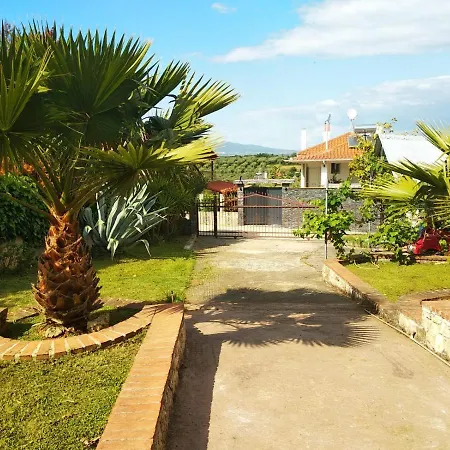 Naturstein-mediterranhaus Mit Gartenblick Flogita