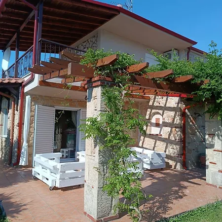 Naturstein-mediterranhaus Mit Gartenblick