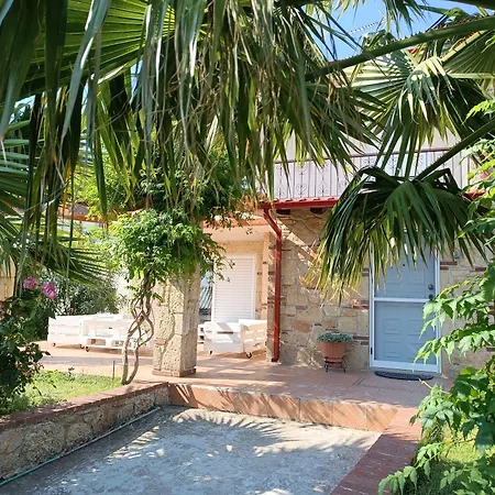 Naturstein-mediterranhaus Mit Gartenblick