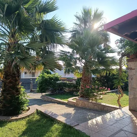 Naturstein-mediterranhaus Mit Gartenblick
