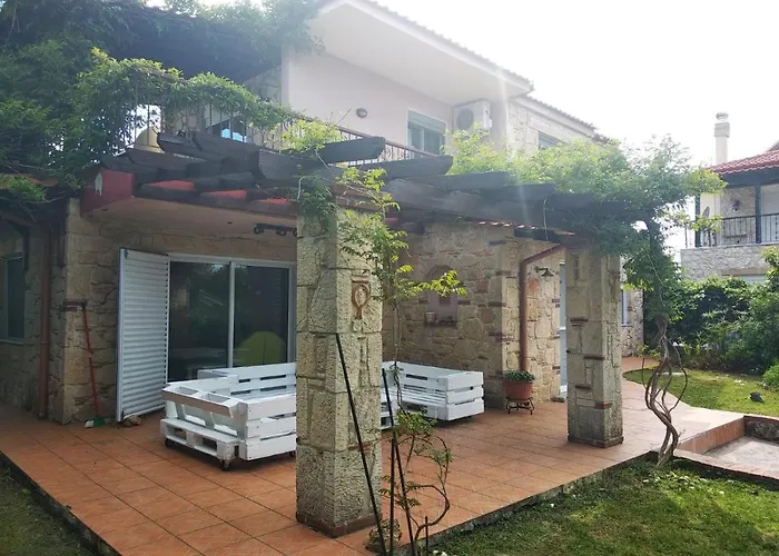 Naturstein-mediterranhaus Mit Gartenblick * Flogita