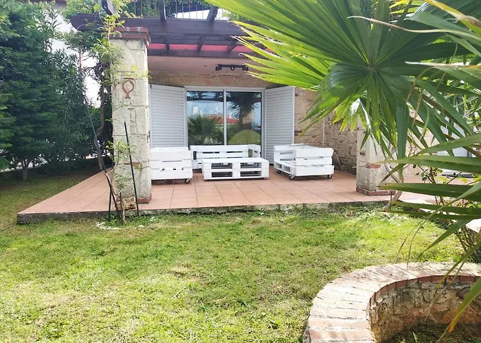 Naturstein-mediterranhaus Mit Gartenblick Flogita