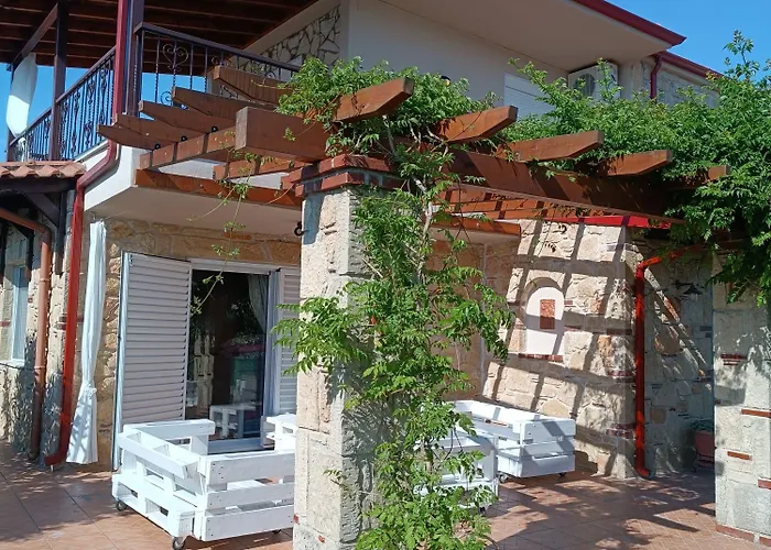 Naturstein-mediterranhaus Mit Gartenblick