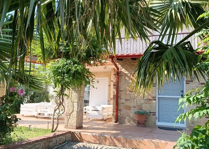 Naturstein-mediterranhaus Mit Gartenblick